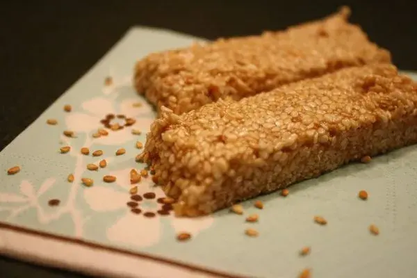 Meni-meniyong, Malian sesame and honey brittle cut into finger sized pieces