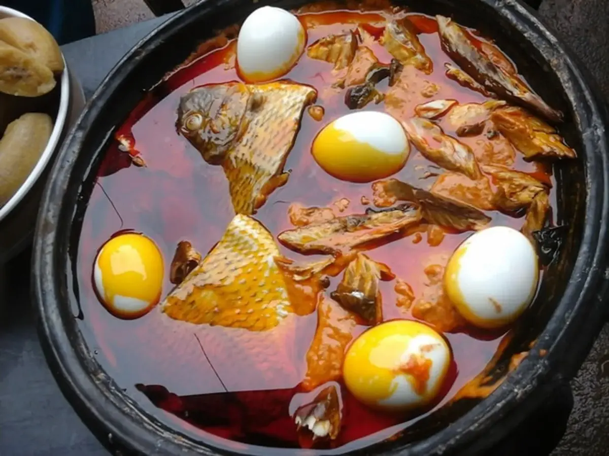 Nkatenkwan, Ghanaian peanut soup with chicken, tomato and whole okra pods
