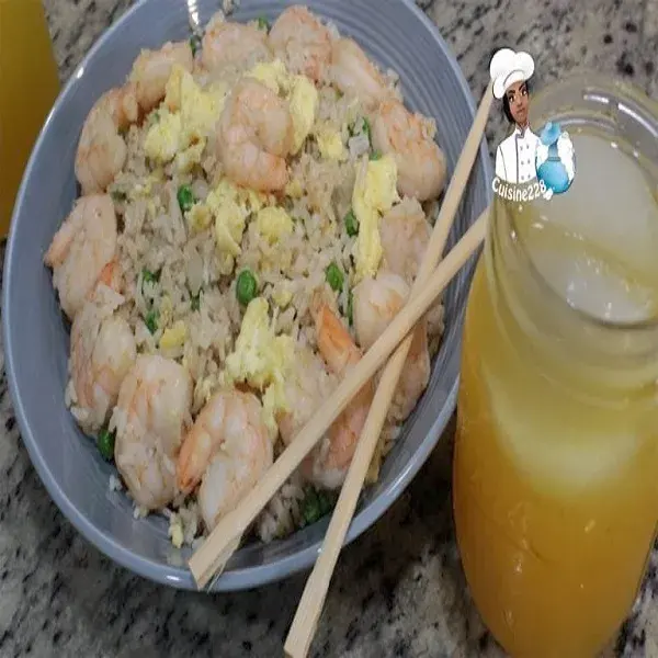 Shrimp fried rice with peas, egg and scallions