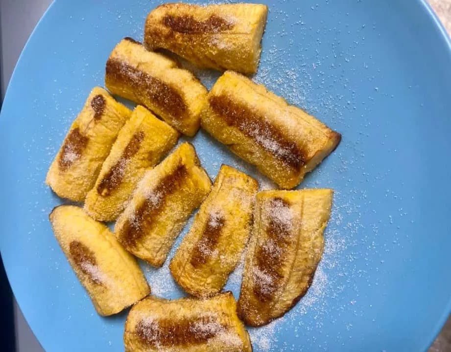 Air fryer bananas, golden caramelised banana slices with cinnamon