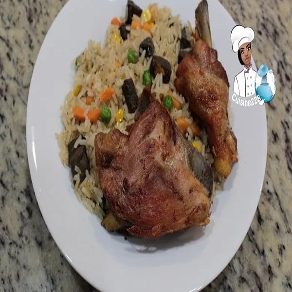 Liver fried rice with mixed vegetables, served with fried chicken