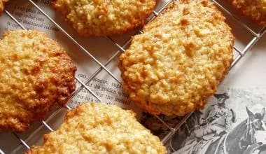 Makroud el louse, Algerian almond cookies dusted with icing sugar