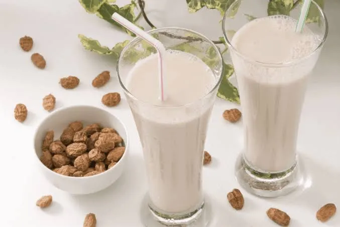 Tigernut drink, a creamy Nigerian kunun aya served cold over ice with cinnamon